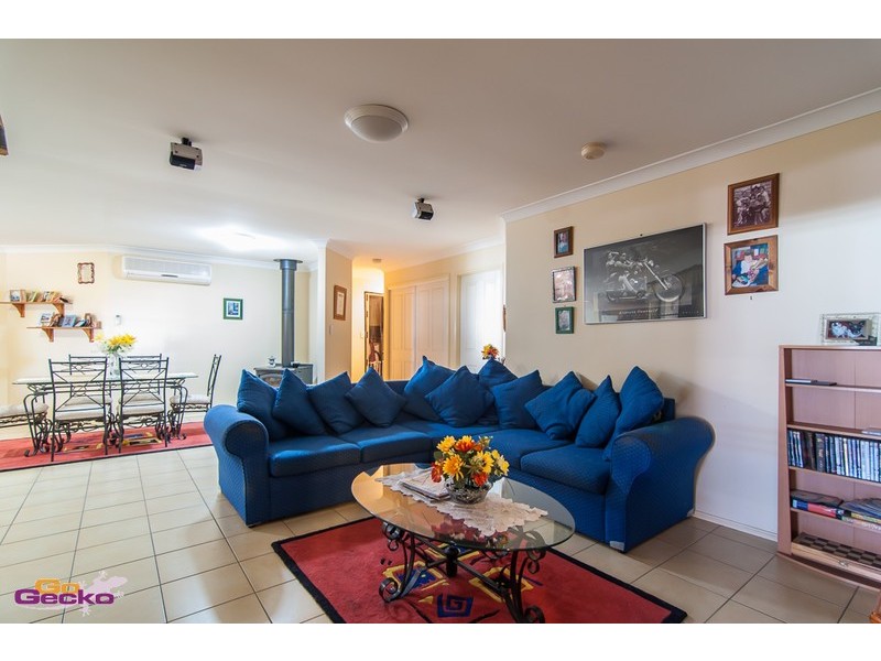 8 Bonsoir Ct, Eatons Hill QLD 4037