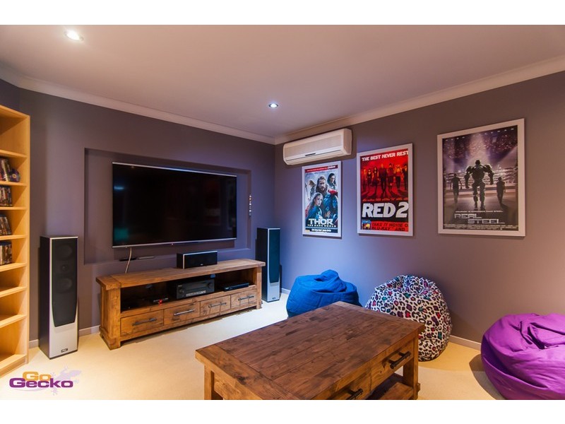 8 Bonsoir Ct, Eatons Hill QLD 4037