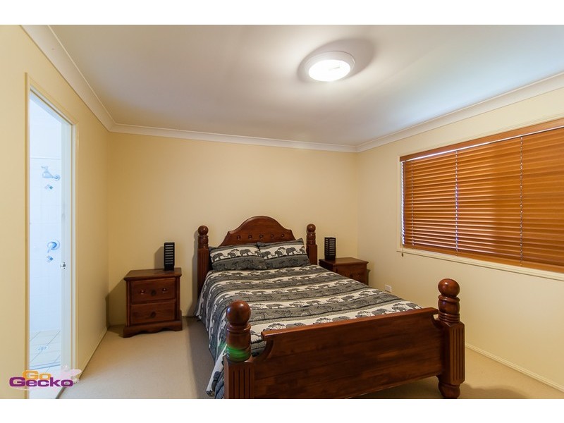 8 Bonsoir Ct, Eatons Hill QLD 4037