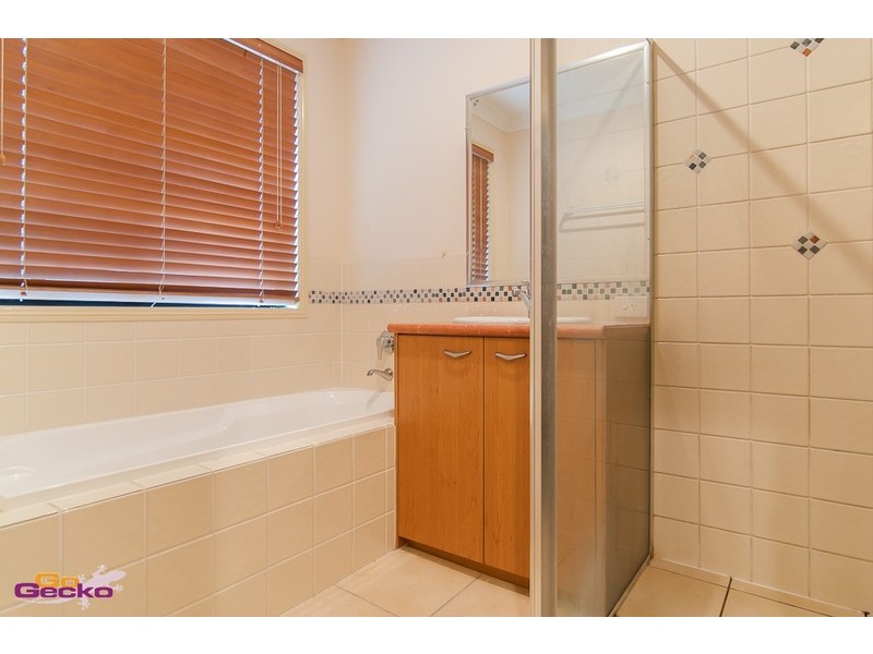 8 Bonsoir Ct, Eatons Hill QLD 4037