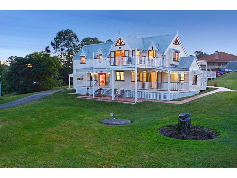 14 River Oaks Drive, Eatons Hill QLD 4037