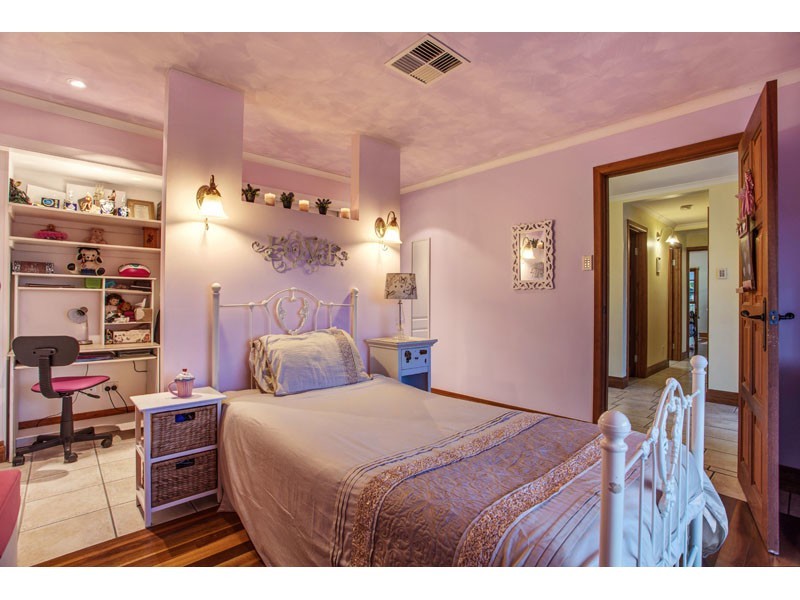 14 River Oaks Drive, Eatons Hill QLD 4037