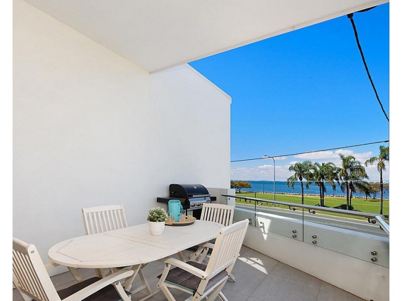 4/214 Hornibrook Esplanade, Woody Point QLD 4019