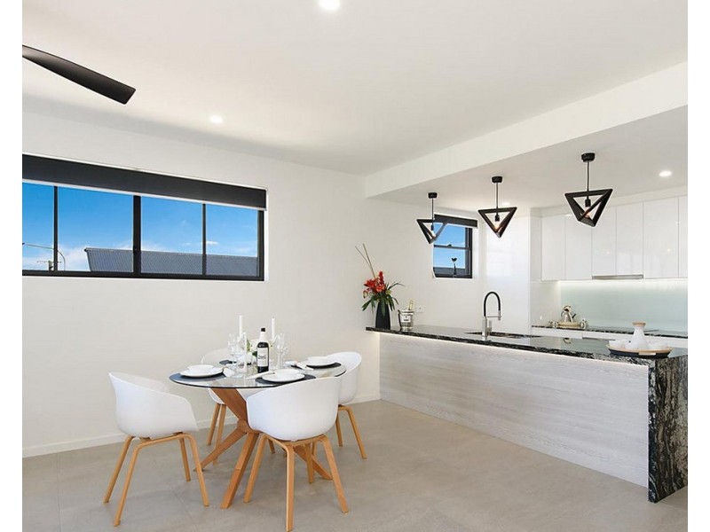 4/214 Hornibrook Esplanade, Woody Point QLD 4019