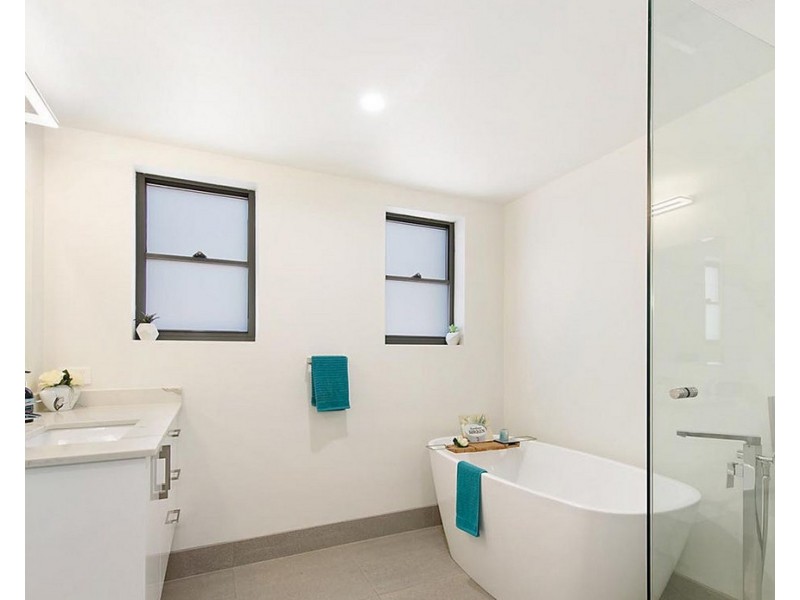 4/214 Hornibrook Esplanade, Woody Point QLD 4019
