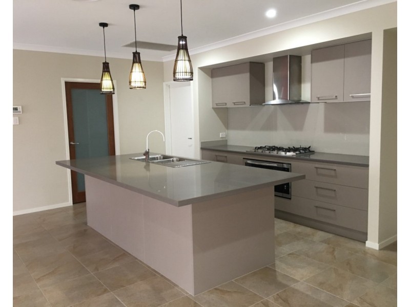52 Ravensbourne Crescent, North Lakes QLD 4509