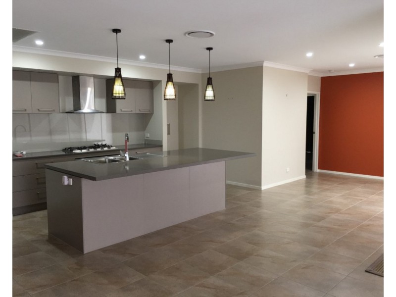 52 Ravensbourne Crescent, North Lakes QLD 4509