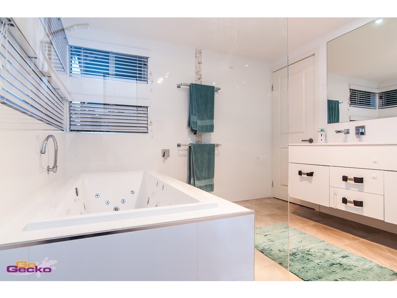 28 O’Quinn Street, Nudgee Beach QLD 4014