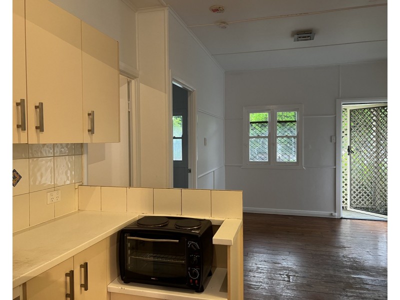 2/877 Beachmere Road, Beachmere QLD 4510