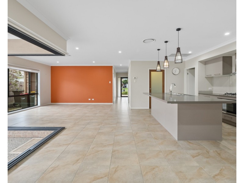 52 Ravensbourne Crescent, North Lakes QLD 4509
