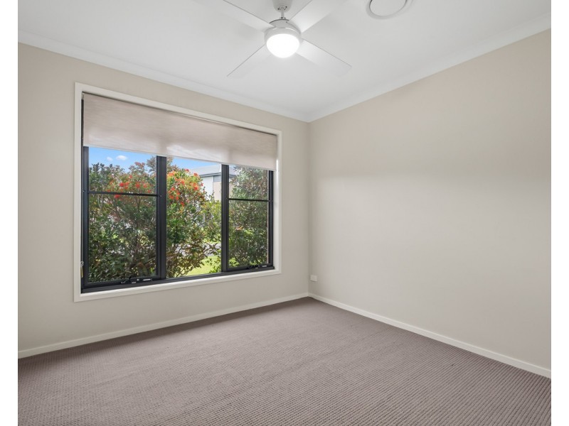 52 Ravensbourne Crescent, North Lakes QLD 4509