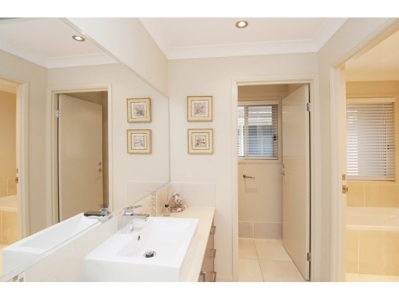 14 Oltrarno Place, Bridgeman Downs QLD 4035