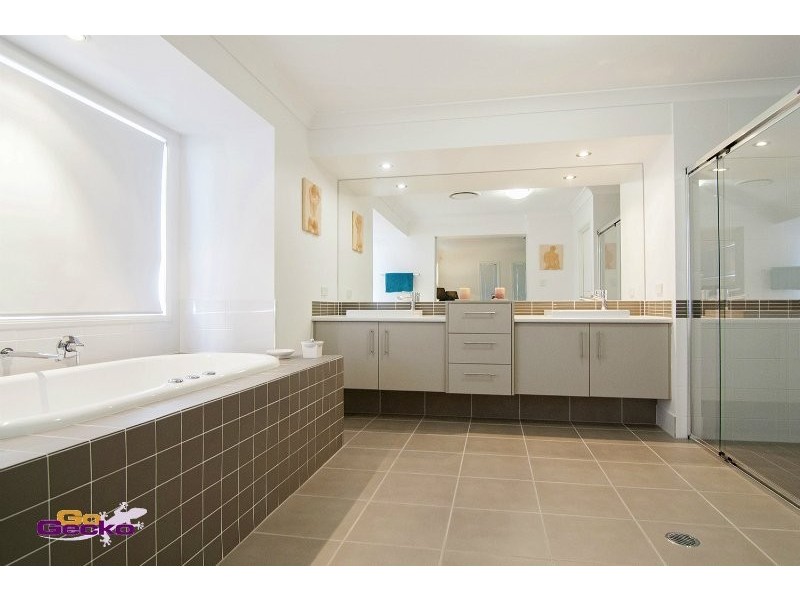 8 Cassia St, Bridgeman Downs QLD 4035