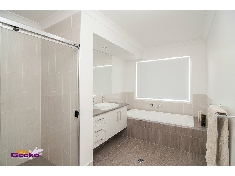 8 Cassia St, Bridgeman Downs QLD 4035