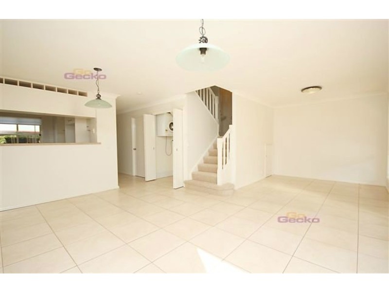 2/360 Simpsons Road, Bardon QLD 4065