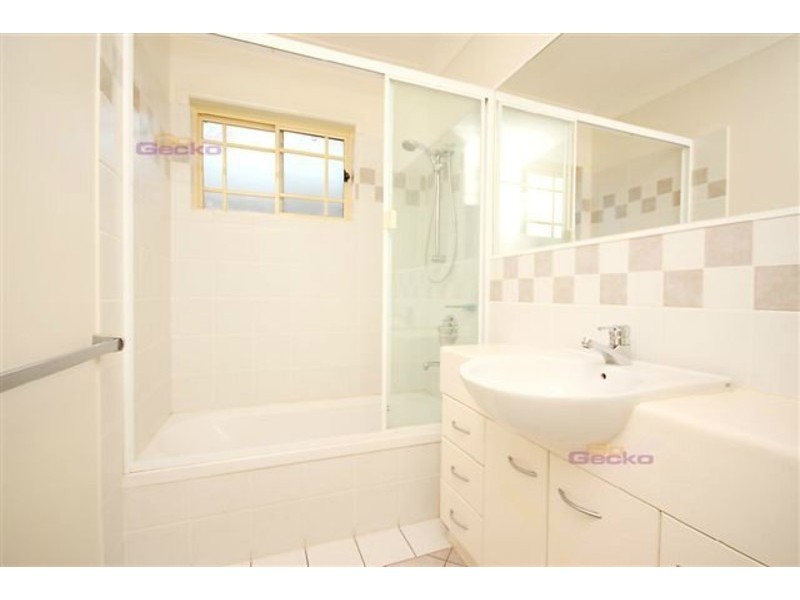 2/360 Simpsons Road, Bardon QLD 4065