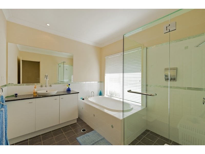 6 Estonia Avenue, Bridgeman Downs QLD 4035