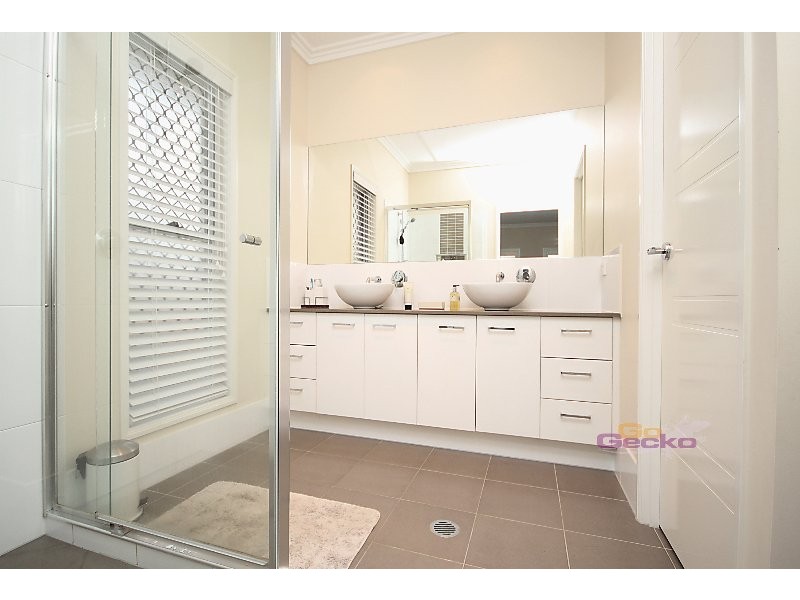 10 Seeana Cres, Bridgeman Downs QLD 4035