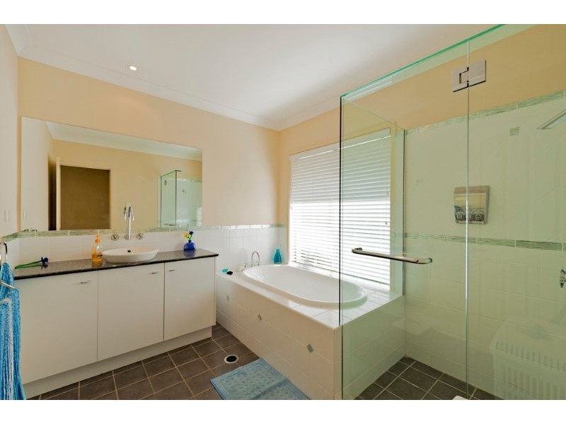 6 Estonia Avenue, Bridgeman Downs QLD 4035