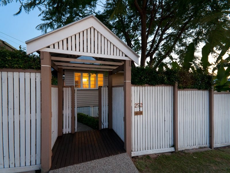 252 Rode Road, Wavell Heights QLD 4012