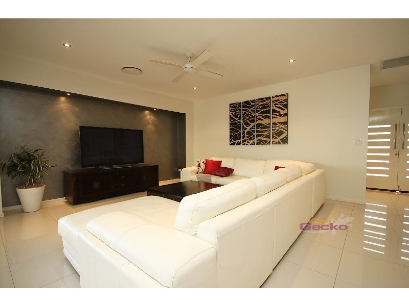 9 Cassia st, Bridgeman Downs QLD 4035