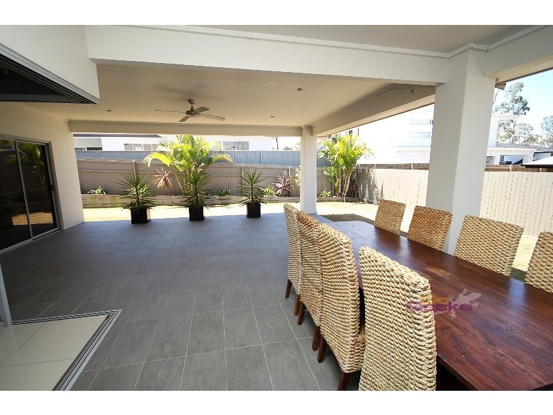 9 Cassia st, Bridgeman Downs QLD 4035