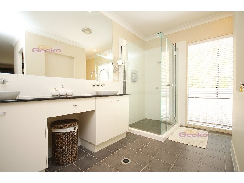 6 Estonia Avenue, Bridgeman Downs QLD 4035