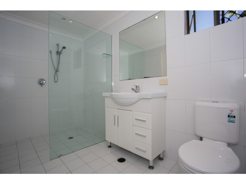 2/62 Victor Avenue, Paradise Point QLD 4216