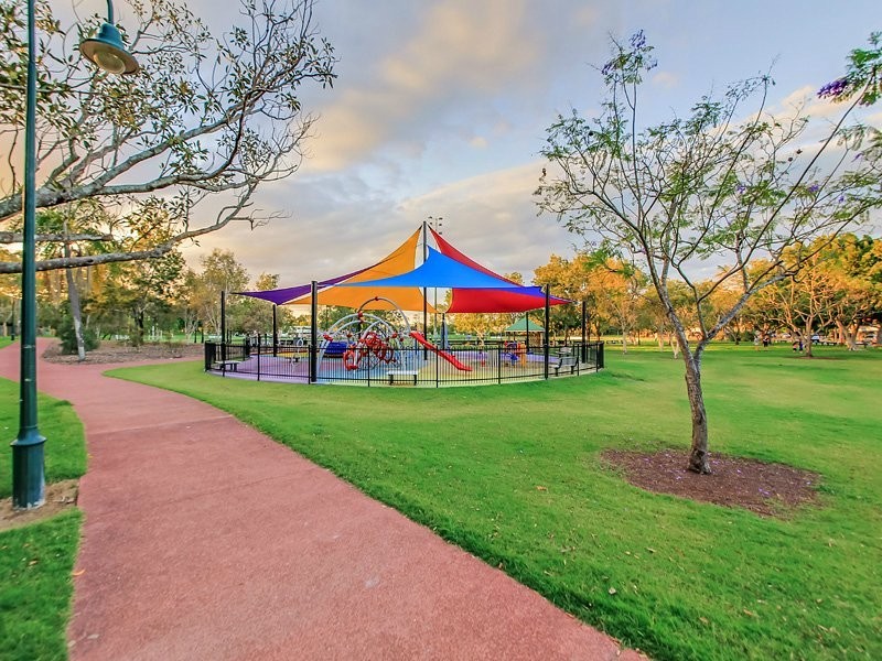 100 Riding Road, Hawthorne QLD 4171