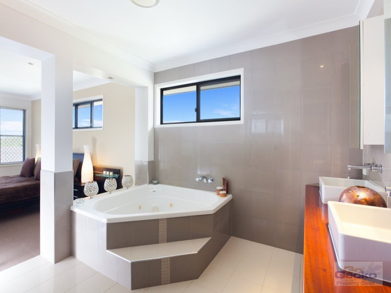 5 Quandong Crescent, Arana Hills QLD 4054