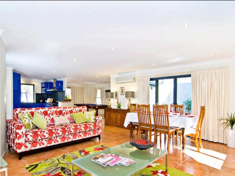 4 Alan Court, Arana Hills QLD 4054