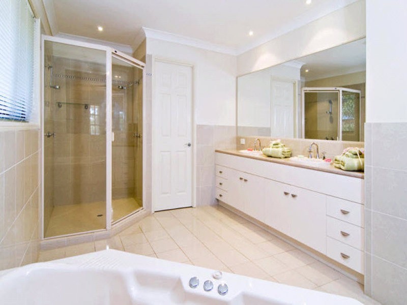 4 Alan Court, Arana Hills QLD 4054