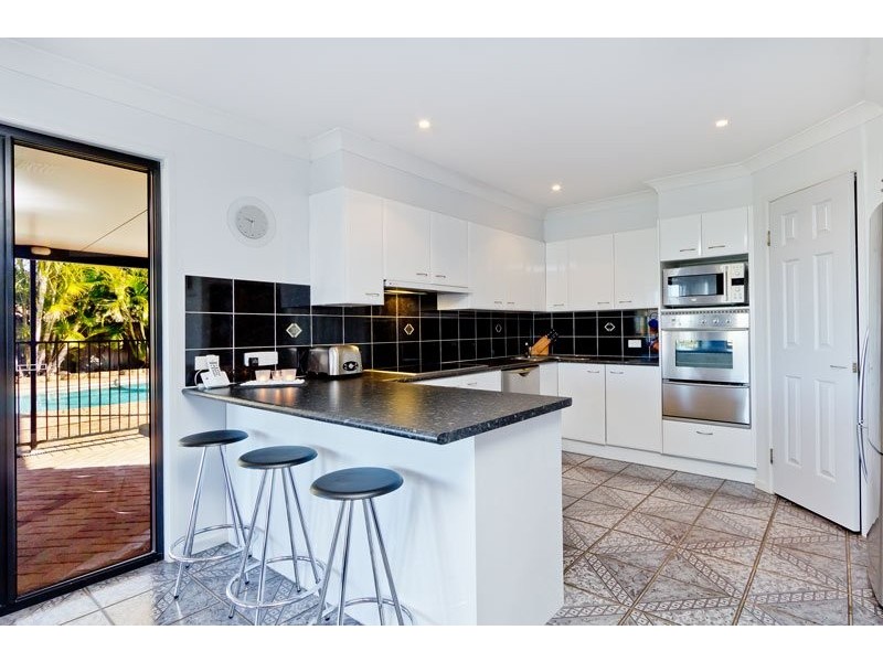 2 Hillenvale Avenue, Arana Hills QLD 4054