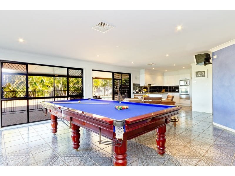 2 Hillenvale Avenue, Arana Hills QLD 4054