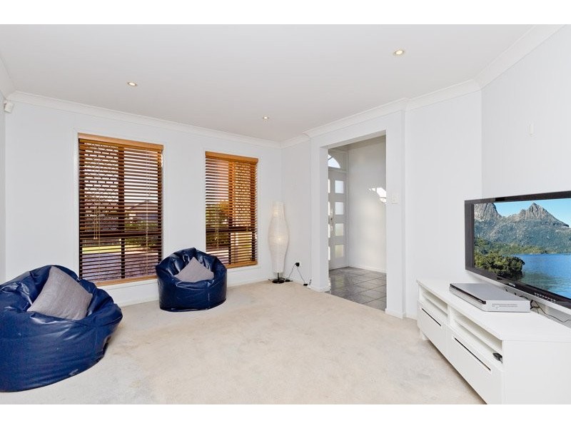 2 Hillenvale Avenue, Arana Hills QLD 4054