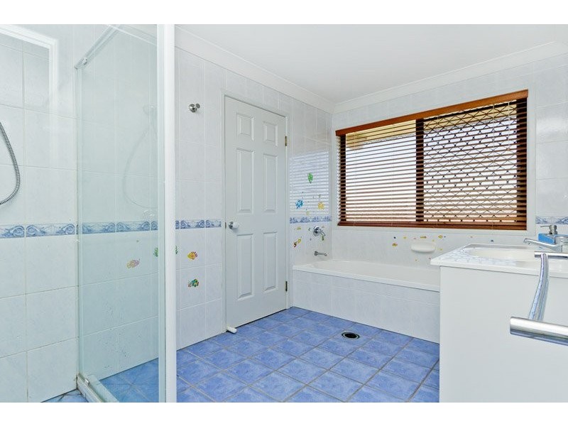 2 Hillenvale Avenue, Arana Hills QLD 4054