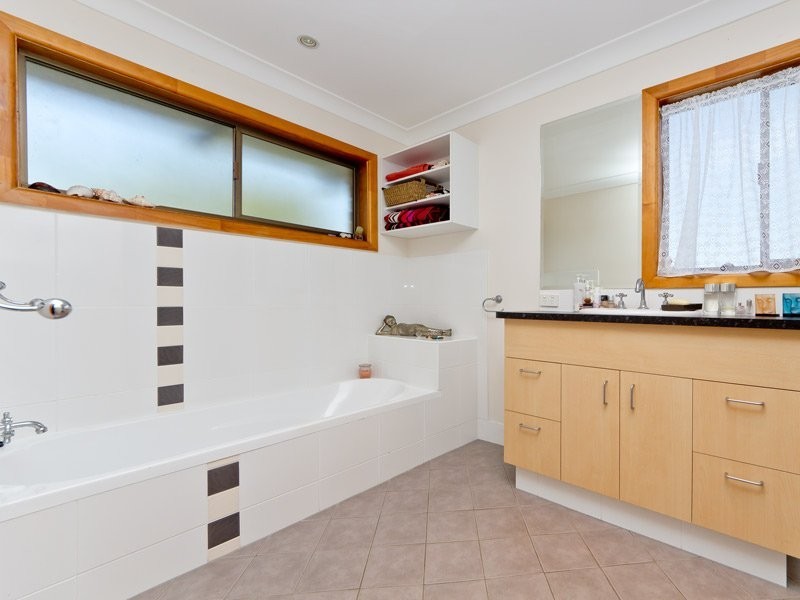 75 Illuta Avenue, Ferny Hills QLD 4055