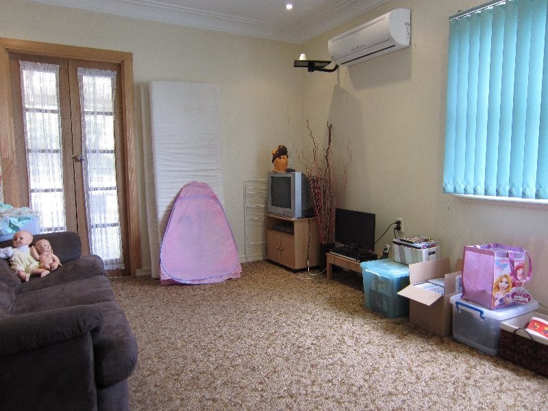 24 Blaxland Street, Eastern Heights QLD 4305