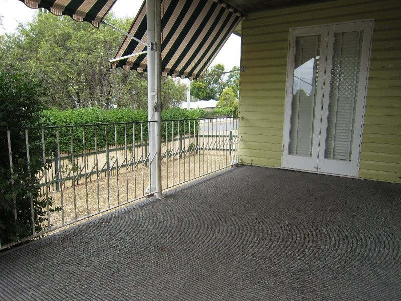 24 Blaxland Street, Eastern Heights QLD 4305