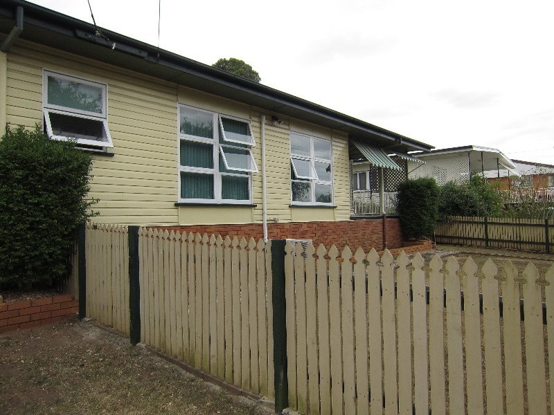 24 Blaxland Street, Eastern Heights QLD 4305