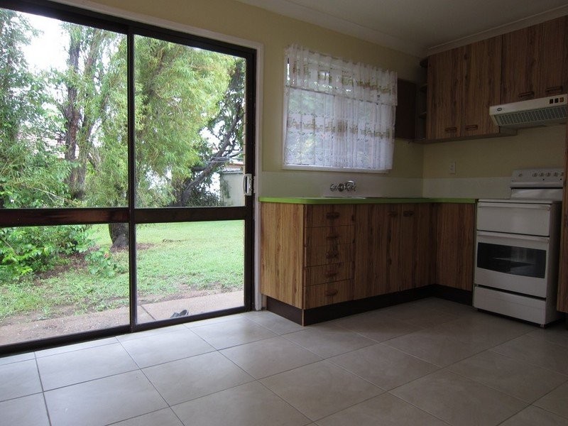 8 Barnes Court, Silkstone QLD 4304