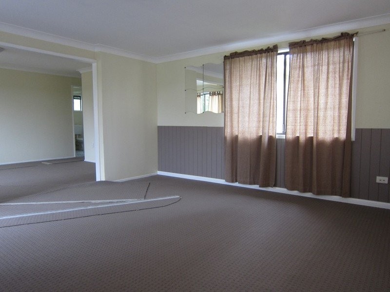 8 Barnes Court, Silkstone QLD 4304