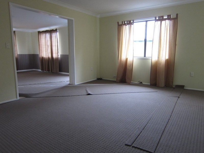 8 Barnes Court, Silkstone QLD 4304