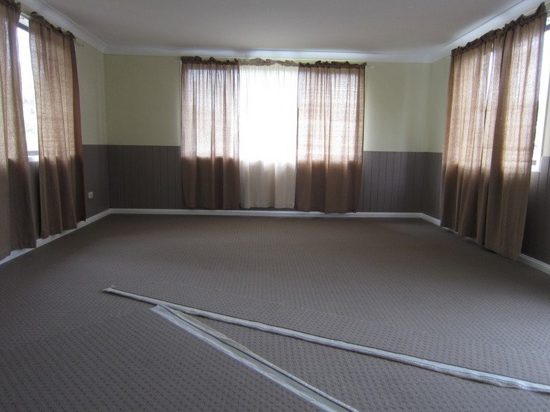 8 Barnes Court, Silkstone QLD 4304