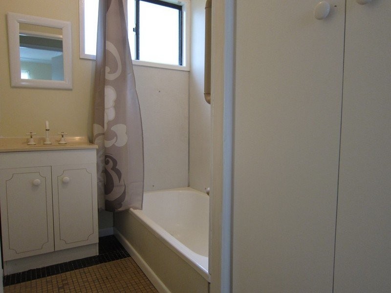 8 Barnes Court, Silkstone QLD 4304