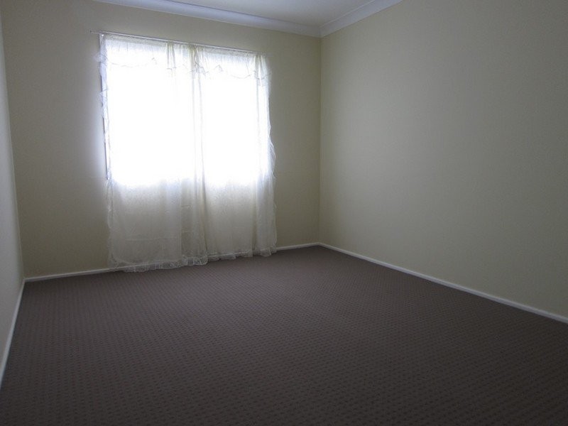 8 Barnes Court, Silkstone QLD 4304