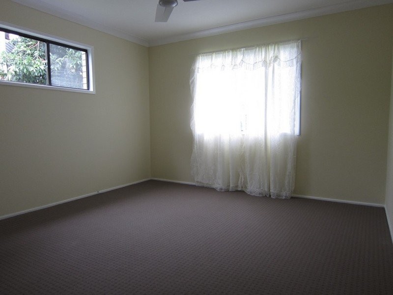 8 Barnes Court, Silkstone QLD 4304