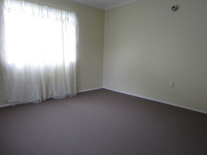 8 Barnes Court, Silkstone QLD 4304