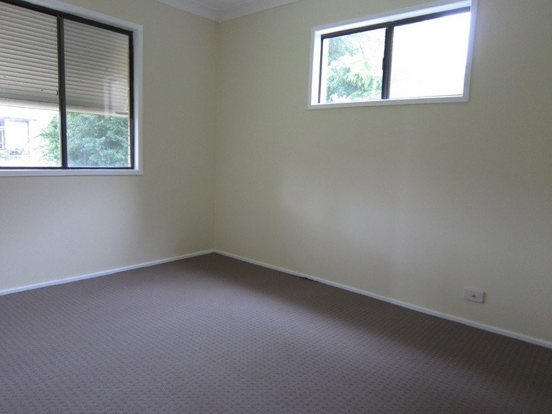 8 Barnes Court, Silkstone QLD 4304