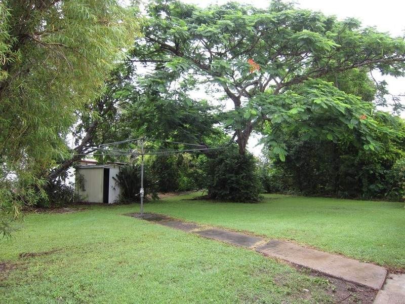 8 Barnes Court, Silkstone QLD 4304